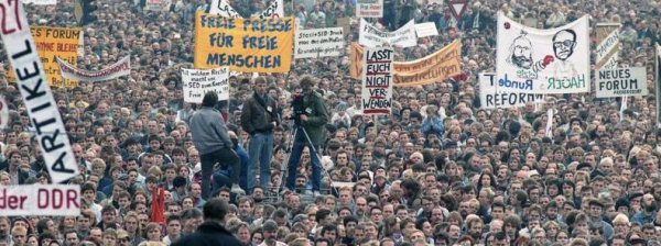 Hauptfoto: File:Berlin Demonstration im November 1989.jpg