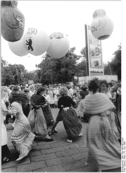 File:Bild 183-1987-0612-007 ND Pressefest Historische Personen.jpg