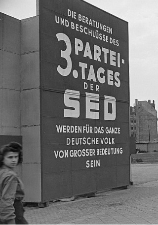 Hauptfoto: File:SED-Parteitagswerbung 1950.jpg