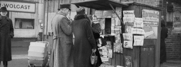 Hauptfoto: File:Zeitungsstand Berlin 1949.jpg